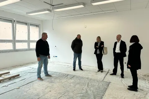 Župan Petry obišao 1,2 milijuna eura vrijedne radove na dogradnji Osnovne škole dr. Franje Tuđmana u Korenici