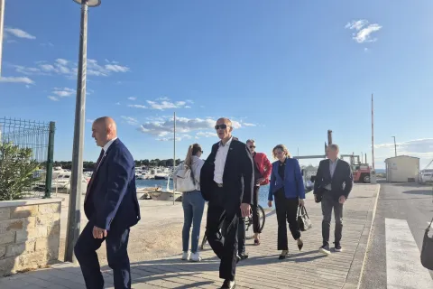 Novu tržnicu i ribarnicu u Novalji ukupne vrijednosti 1 milijun eura obišli župan Petry, zamjenica Orešković Brkljačić i gradonačelnik Dabo
