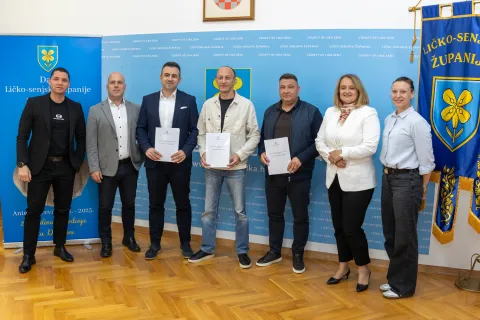 Župan Petry s prijevoznicima potpisao sporazume za nastavak javne usluge autobusnog prijevoza putnika – Lika Line
