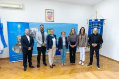 Potpisani ugovori za prijevoz učenika osnovnih škola u Ličko-senjskoj županiji vrijedni 1,4 milijuna eura