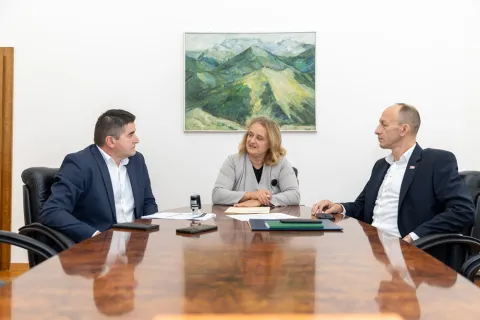 Ličko-senjska županija i Obrtnička komora potpisali sporazum o stipendiranju učenika deficitarnih zanimanja