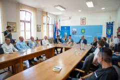 Ministar Butković obišao radove u Gospiću, u asfaltiranje nerazvrstanih i lokalnih cesta uložit će se milijuni eura