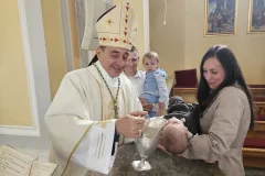 Biskup Marko Medo krstio peto dijete obitelji Delač u Otočcu