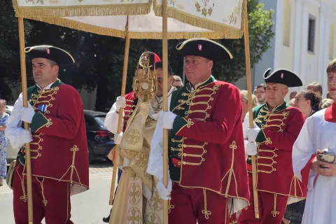 Proslava Tijelova u Gospiću u znaku poziva na dublje življenje Euharistije