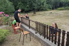 Članovi HKUD-a i mještani uređuju prostor za 5. Večer folklora u Širokoj Kuli