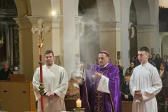 Korizmeni susret s biskupom Markom Medom okupio vjernike u Senju