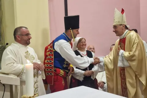 Biskup Marko Medo posvetio novi oltar u crkvi na Poljicama