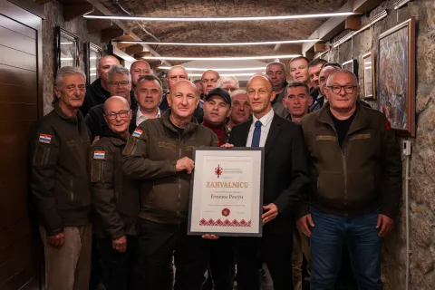 U Gospiću odana počast hrvatskim braniteljima iz Domovinskog rata i obilježena 34. obljetnica pogibije albanskih branitelja Sameta Bugujevcija i Fadila Salihua