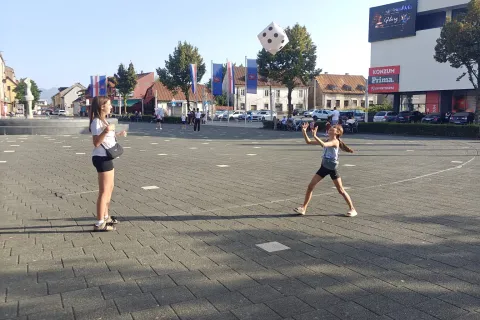 Šareni zmajevi ispunili nebo iznad Gospića i oduševili mališane