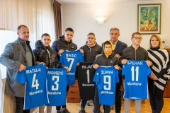 Svečani prijem kod gradonačelnika Milinovića za mladu nogometnu ekipu “Marakana” nakon velikog uspjeha na turniru u Otočcu