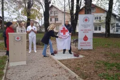 U Gospiću postavljena zahvalna ploča u čast dobrovoljnih darivatelja krvi