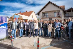 HDZ organizirao tradicionalnu podjelu prženih ribica i kuhanog vina građanima na Veliki petak uz prigodno druženje povodom Uskrsa