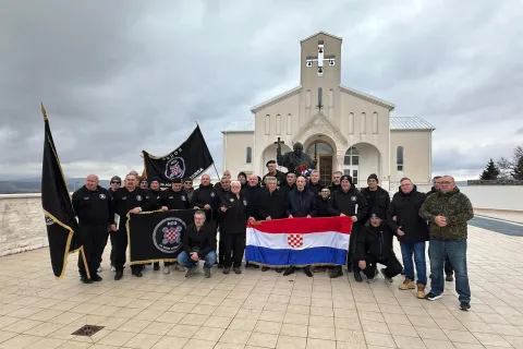 Ispred Crkve hrvatskih mučenika u Udbini postavljena dva spomen kamena u čast poginulim, nestalim i umrlim pripadnicima hrvatskih obrambenih snaga