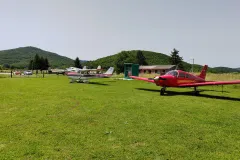 Aerodrom u Otočcu u punoj funkciji: sigli su japanski turisti, uskoro dolaze ronioci iz Dubrovnika