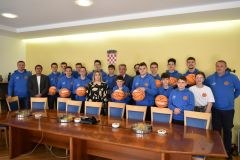 Prvaci IV. košarkaške kadetske lige na svečanom prijemu kod gradonačelnika Milinovića
