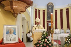 Biskup Medo predvodio misu zadušnicu za papu Franju u gospićkoj katedrali