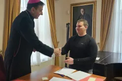 Biskup Marko Medo dodijelio 15 stipendija vjeroučenicima Gospićko-senjske biskupije