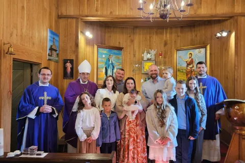 Biskup Marko Medo u Smoljancu krstio Martu, peto dijete u obitelji Hodak