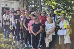 Hodočasnici pješice iz Gospića do Jadovna proslavili blagdan Marije Pomoćnice i 100. obljetnicu kapelice sv. Jakova