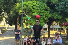 Cirkus KoraZon otvorio Dječje ljeto u Otočcu uz žonglere, balone od sapunice i radionicu za najmlađe