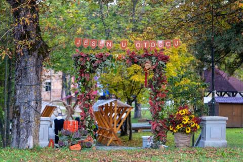 Započeo 5. Jesenski festival u Otočcu: Gradski park krase slamnate skulpture