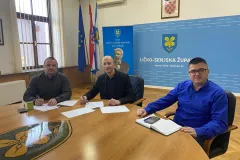 Povodom obilježavanja 1100. obljetnice Hrvatskog Kraljevstva: Ličko-senjska županija i Općina Udbina potpisale sporazum o uređenju igrališta Osnovne škole Kralja Tomislava u Udbini