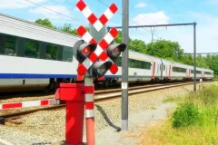 Vozači i pješaci: Oprez na pružnom prijelazu kod Perušića