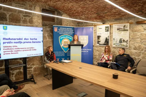 U Gospiću održan okrugli stol o prevenciji nasilja nad ženama: naglasak na suradnji institucija