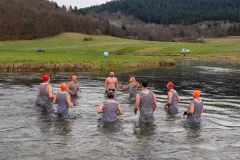 Hrabri kupači iz Opatije i Karlovca zaplivali u hladnoj Gackoj na prvi dan proljeća