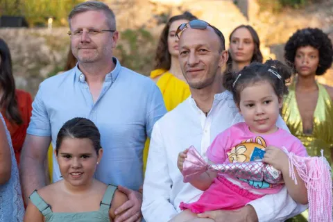 Glazba i moda oživjele Karlobag: Publika uživala u zvukovima Ane Rucner i modnoj reviji Snježane Schillinger