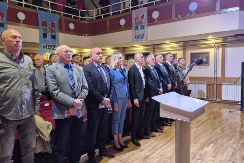Senj: U prepunoj dvorani predstavljen program i kandidati koalicije HDZ-HBS-HSS za lokalne izbore
