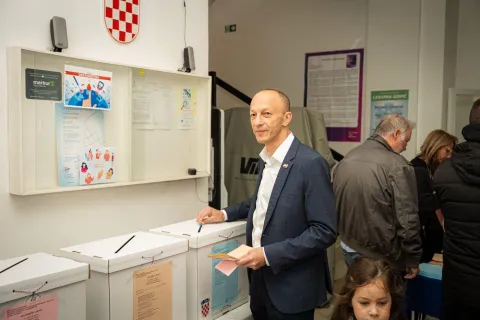 Kandidat HDZ-a za ličko-senjskog župana Ernest Petry obavio svoju građansku dužnost u pratnji obitelji