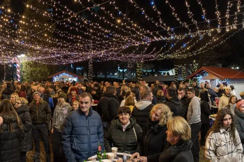 Danas počinje Advent u Otočcu: mirisi uštipaka i Božićni sajam