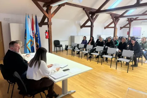 U Brinju održan mjesečni koordinacijski sastanak projekata “Zaželi za bolje Brinje” i “Dodir ispružene ruke”