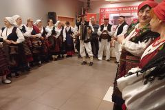 Gospićani u Sinju: Folklorni ansambl “Dr. Ante Starčević” i HKUD “Lika” nastupili na Nacionalnom sajmu pršuta