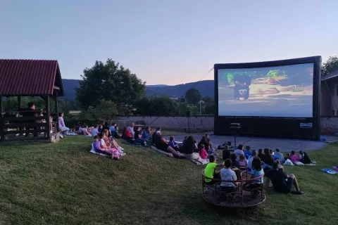 Brinjsko ljeto 2025.: Filmske večeri, tamburaši, sport i Like Lika festival
