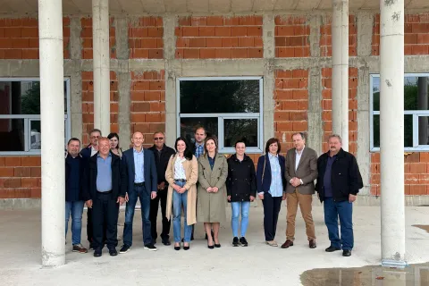 Župan Petry i načelnik Turić obišli radove na Zelenoj tržnici u Perušiću