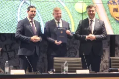 Načelnik Karlobaga Boris Smojver potpisao ugovor za obnovu igrališta “Laktinac”