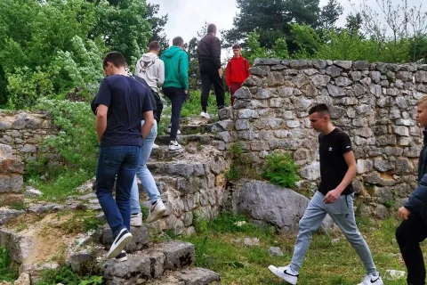 U sklopu programa “Muzejski boravak” održana 21 terenska radionica za 380 učenika u Otočcu