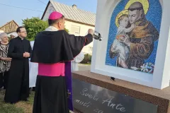 Lički Novi svečano proslavio sv. Antuna: Biskup Medo predvodio misu i blagoslovio oltar
