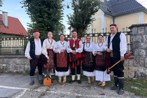 HKUD “Široka Kula” odnijelo nagradu za najbolji scenski nastup na Slunjskoj večeri bećarca