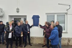 Otkrivena obnovljena spomen pločica u Donjem Kosinju u čast prvog ogranka HDZ-a u bivšoj Zajednici općina Gospić
