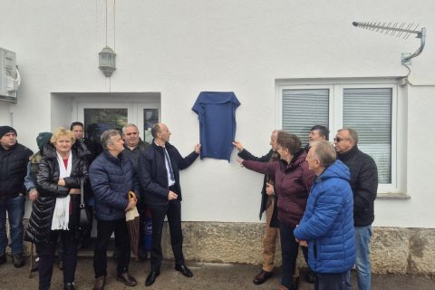 Otkrivena obnovljena spomen pločica u Donjem Kosinju u čast prvog ogranka HDZ-a u bivšoj Zajednici općina Gospić