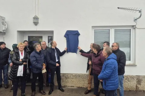 Otkrivena obnovljena spomen pločica u Donjem Kosinju u čast prvog ogranka HDZ-a u bivšoj Zajednici općina Gospić