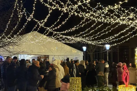 Svečanim paljenjem svijeće i bogatim programom Brinje otvorilo svoj prvi Advent
