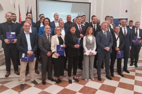 Premijer Plenković uručio Sporazume za ulaganja u otočni dio Ličko-senjske županije u bespovratnom iznosu većem od 8,5 milijuna eura