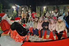 Djed i Baka Mraz razveselili mališane u Parku Crvenog križa u Gospiću