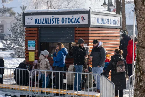 Besplatna dječja škola klizanja u Otočcu