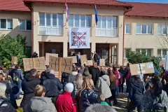 U Korenici održan prosvjed protiv planirane izgradnje migrantskog centra u Željavi