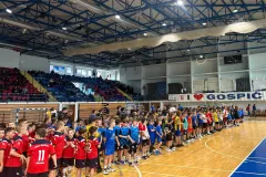 Mladi rukometaši ispunili dvoranu u Gospiću: otvoren turnir “Mali medo”